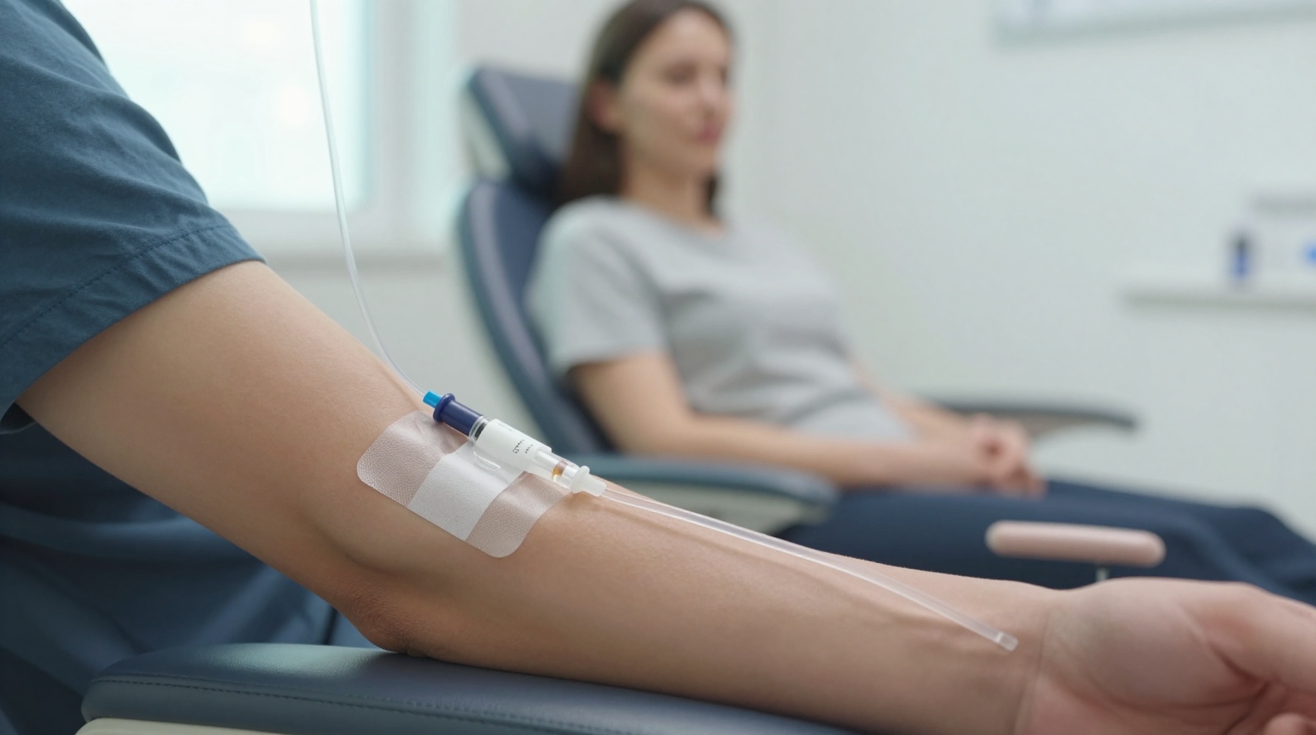 Пациентка получает внутривенную капельницу с витаминами, крупный план руки с катетером